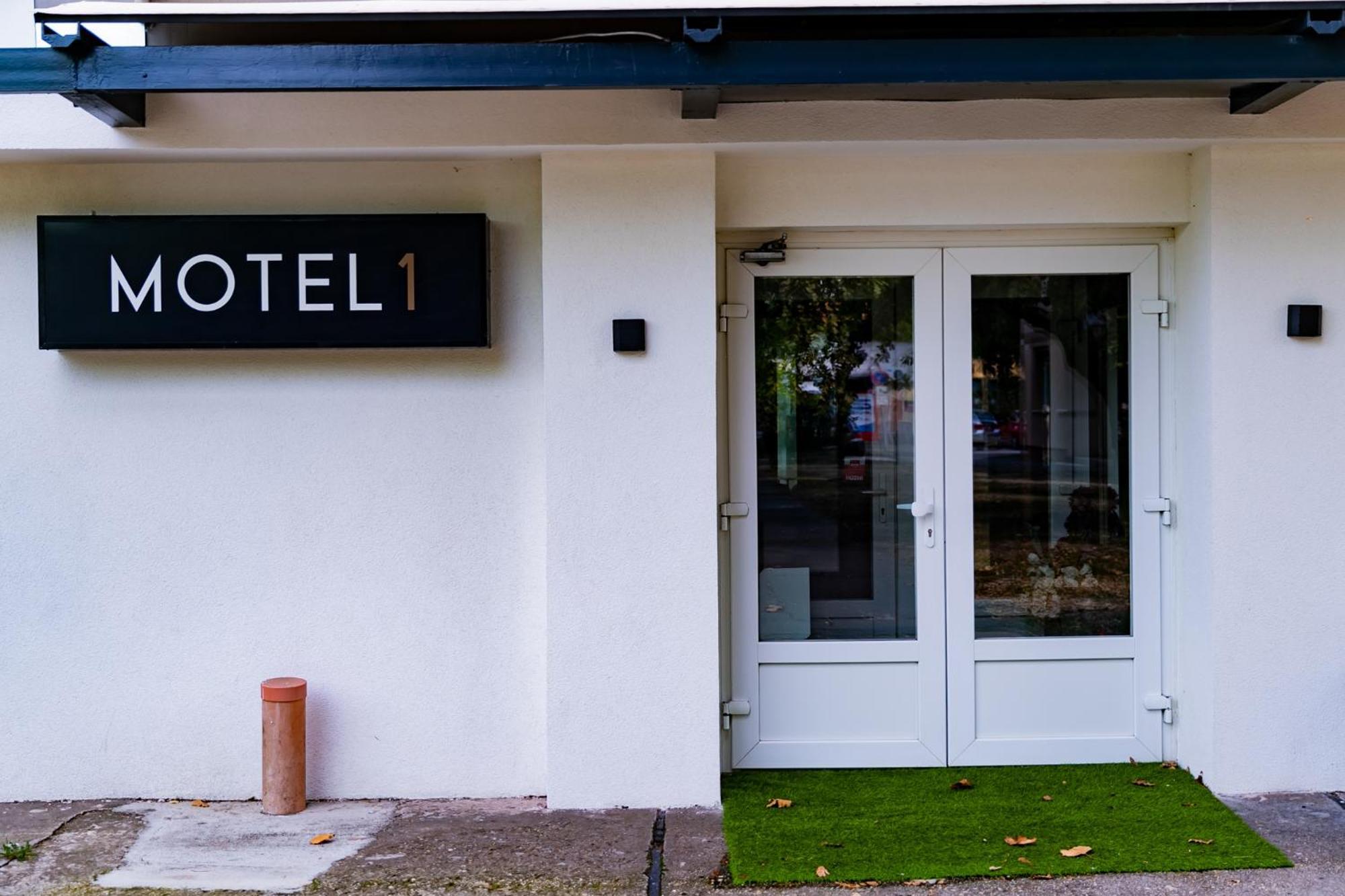 Motel1- A Megfizetheto Luxus! Дуноуйварош Екстер'єр фото