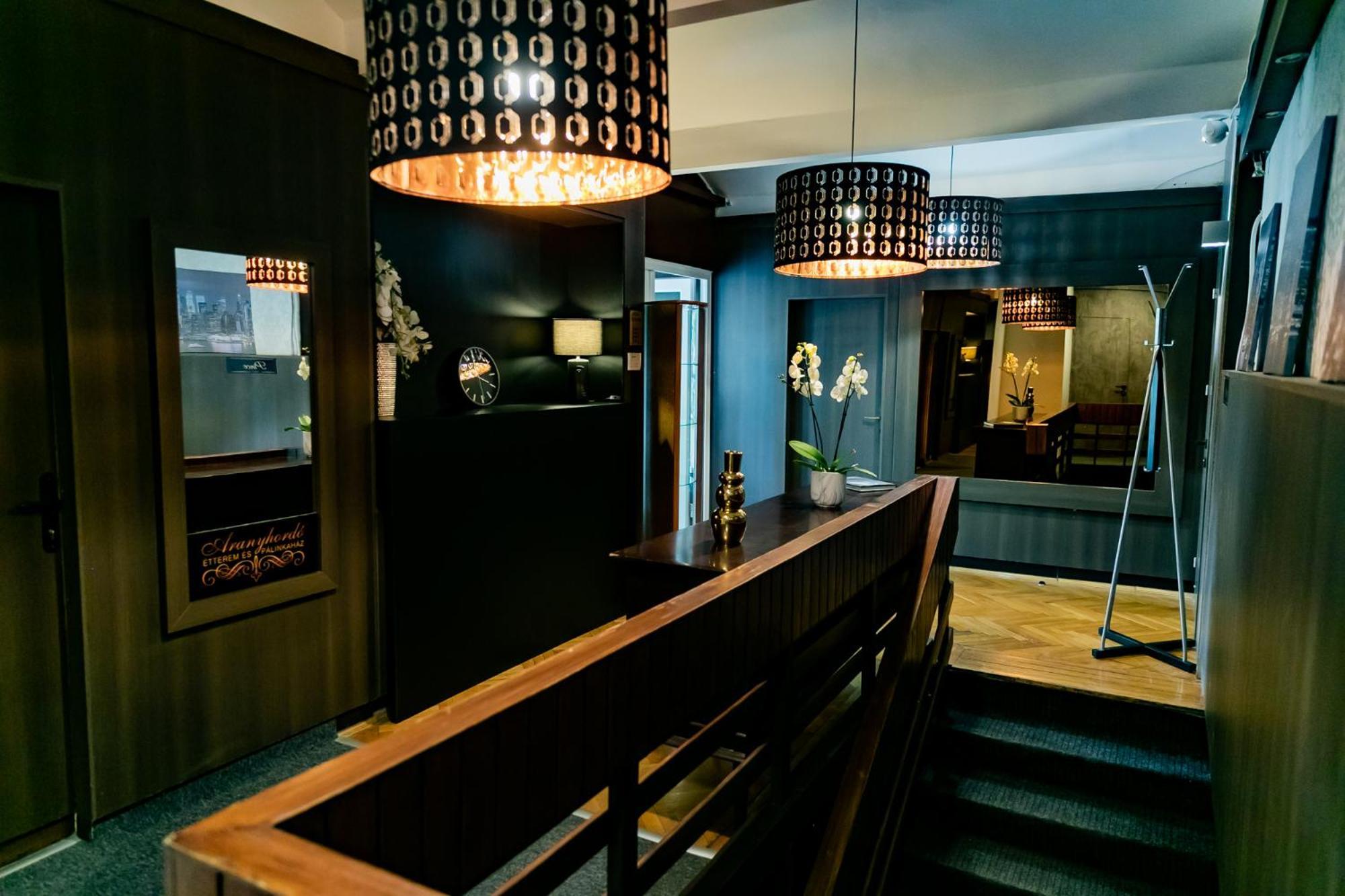 Motel1- A Megfizetheto Luxus! Дуноуйварош Екстер'єр фото